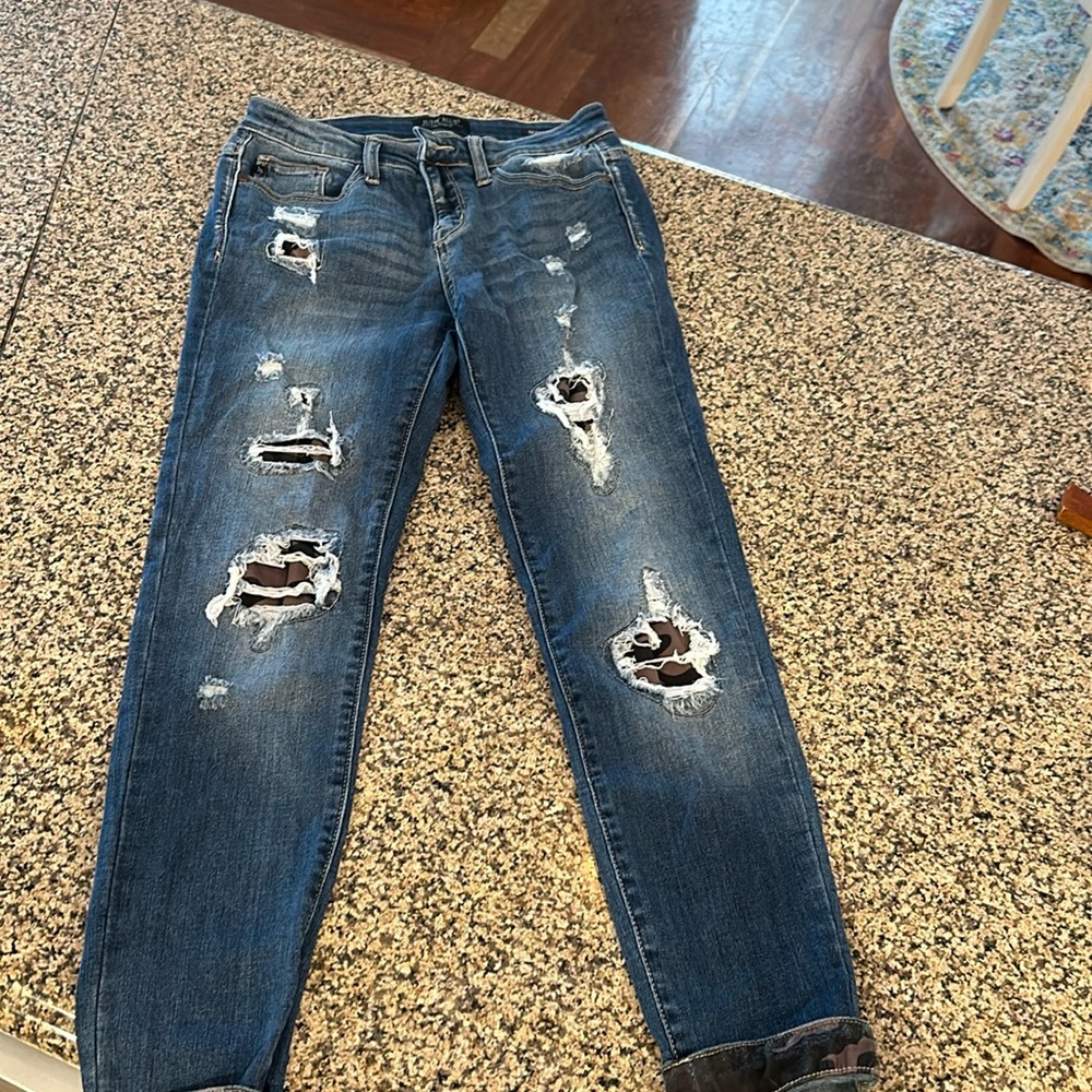 Judy Blue 7/28 skinny fit with camo detail. EUC